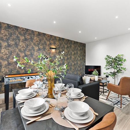 Stylish Two-Bedroom Flat In NWI Esterno foto