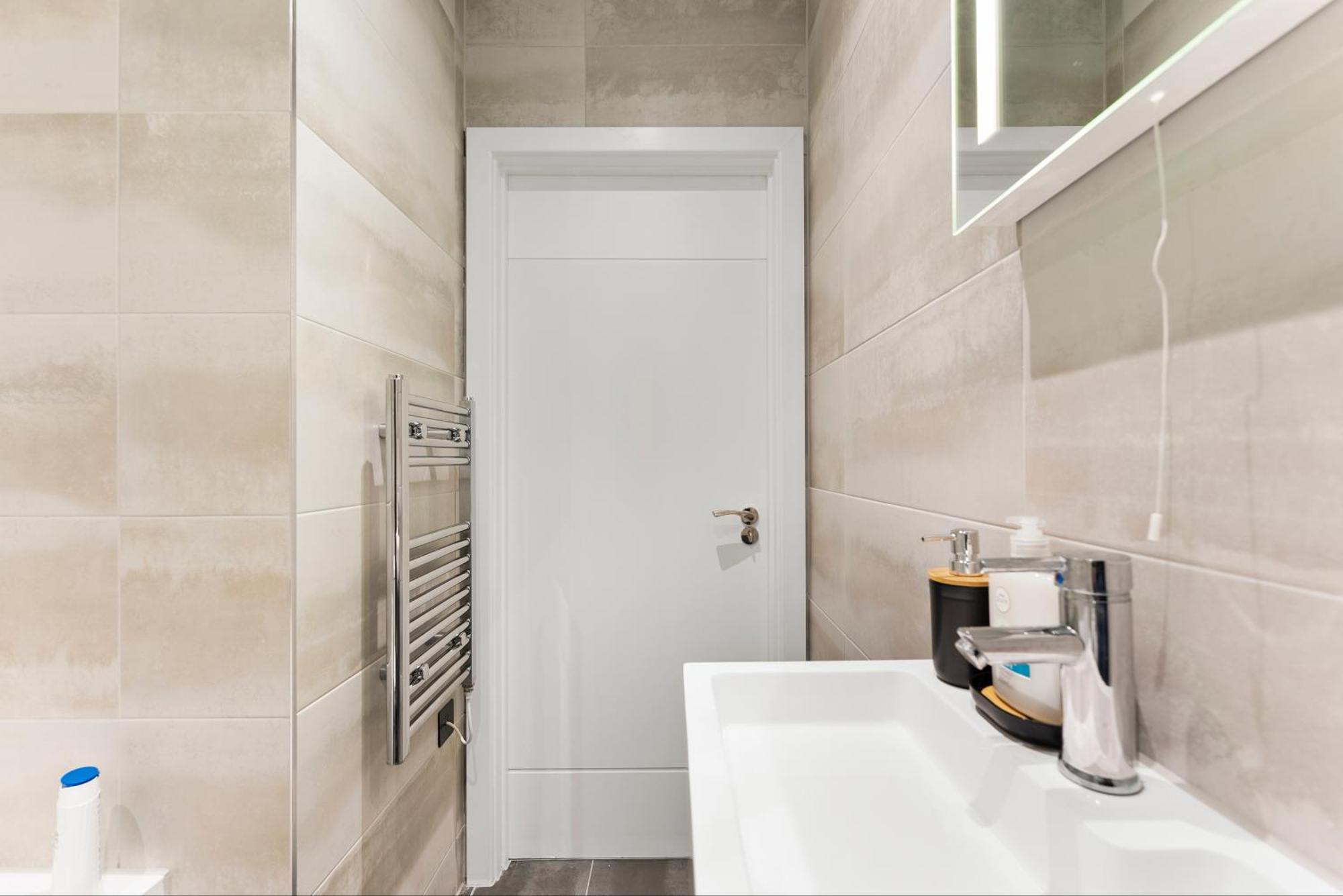 Stylish Two-Bedroom Flat In NWI Esterno foto