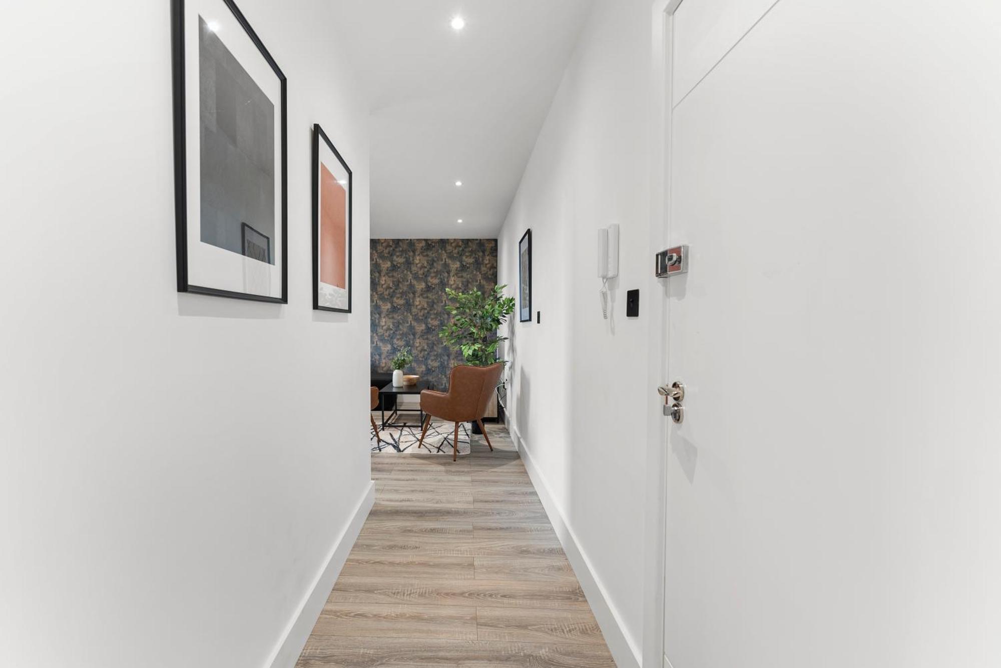 Stylish Two-Bedroom Flat In NWI Esterno foto